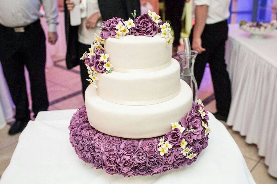 900_qks0xrsv4v-wedding-cake-in-lavender-and-champagne-for-my-best-friend